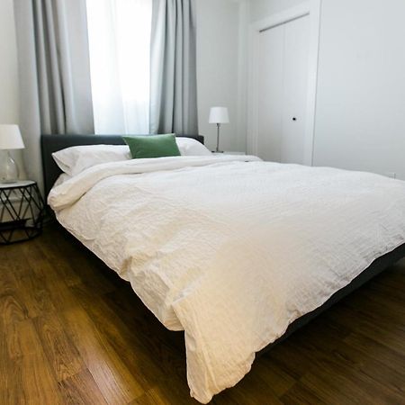Cozy 2-Bedroom Condo Near Downtown, With Laundry, Parking, Balcony YYC Exterior foto