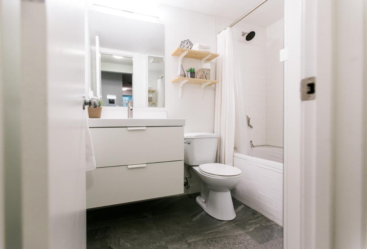 Cozy 2-Bedroom Condo Near Downtown, With Laundry, Parking, Balcony YYC Exterior foto